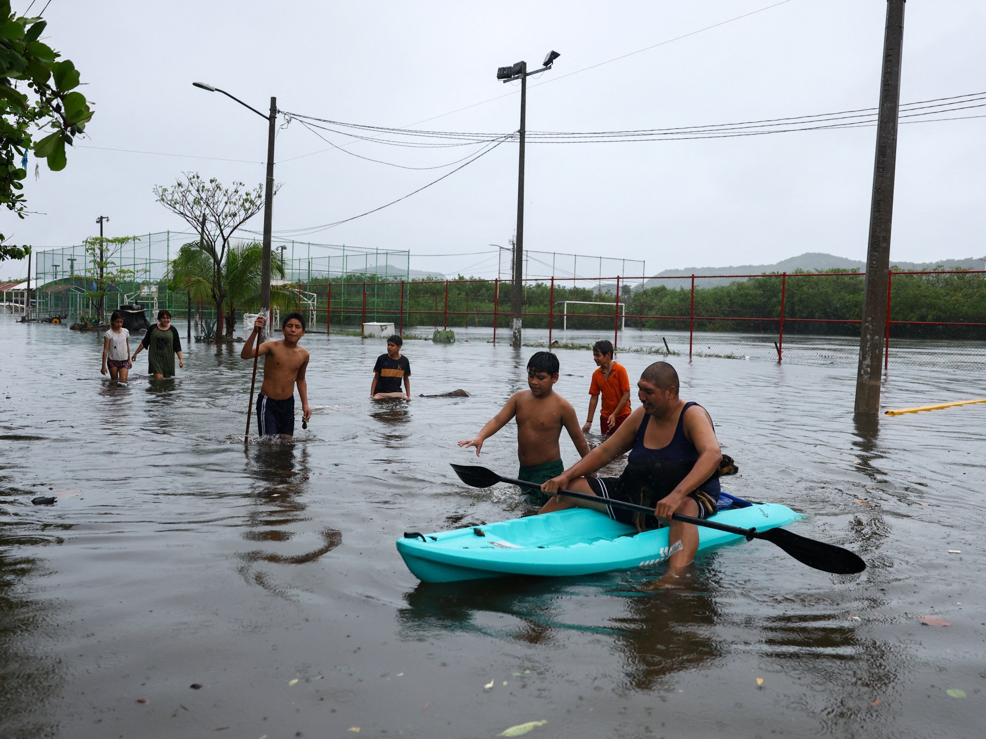 Mexican president urges residents to shelter as Hurricane Simon approaches - Dominican Republic Post – Caribbean News, Business, Travel & Culture